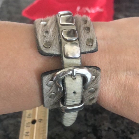 Uno de 50 cream cowhide leather with silver rivets unisex cuff. - Picture 12 of 14